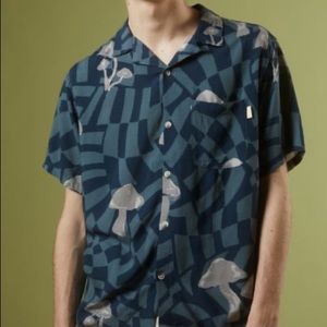 NWOT UO Warped Shroom Camp Shirt Size Small